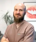 lek. dent. Jakub Woyciechowski Leczenie pod mikroskopem kraków